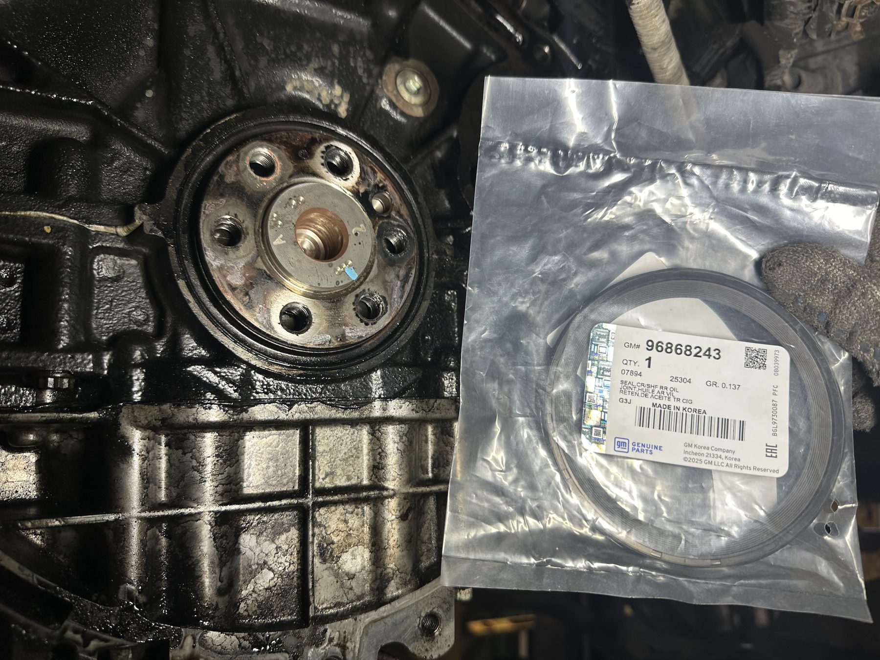 Течь заднего сальника коленвала крупным планом