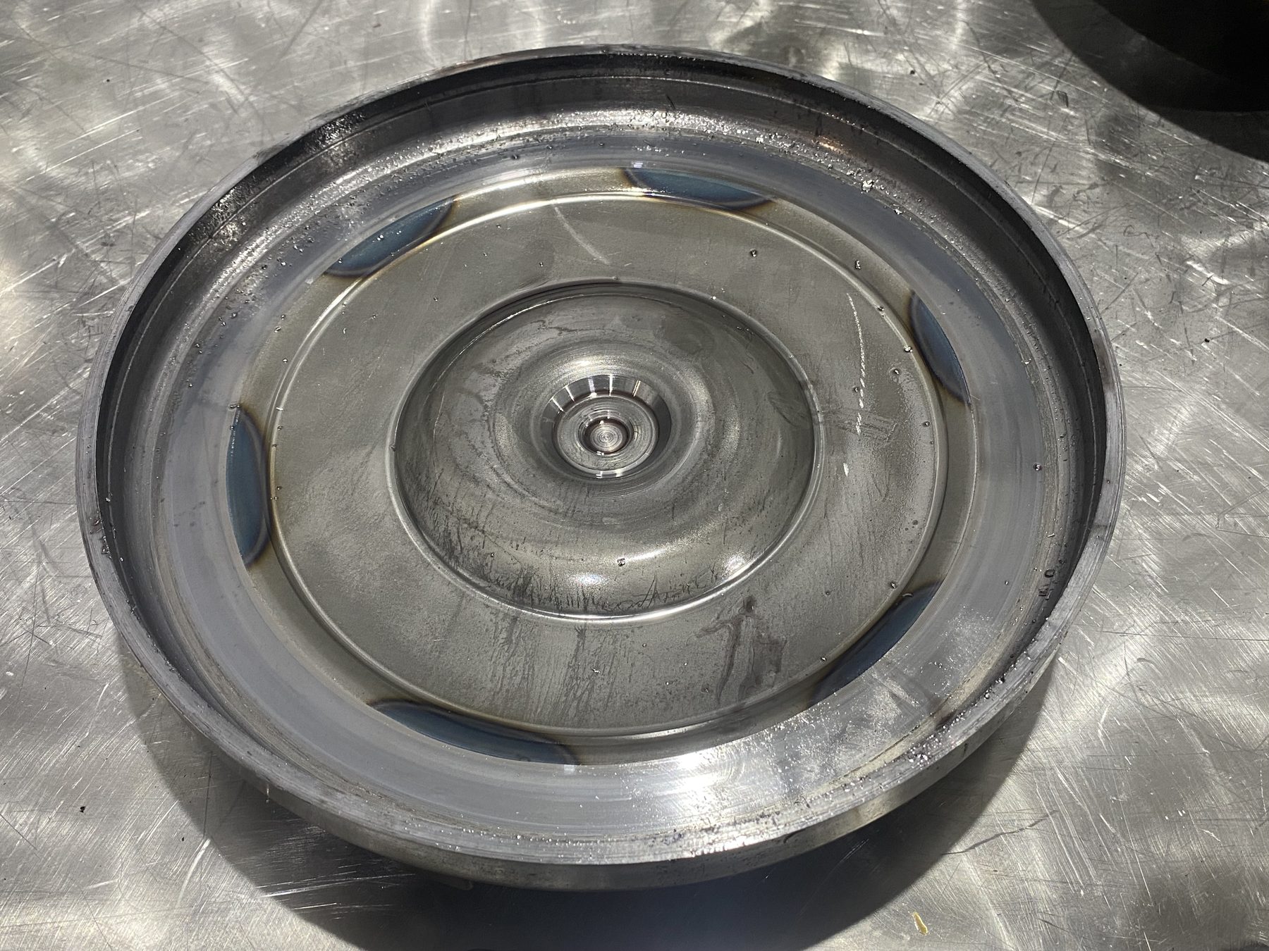 Нижняя крышка гидротрансформатора со следами износа